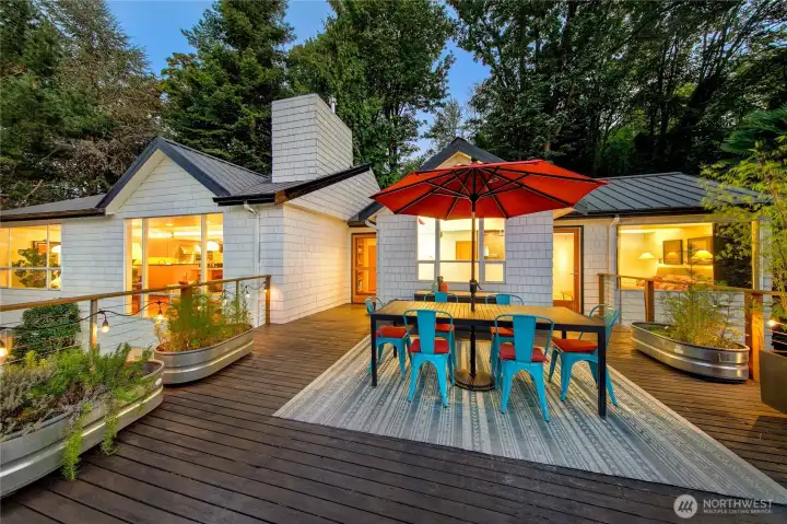 An expansive deck floats among the treetops, transforming each gathering into a picnic in the park. Surrounded by Olmsted’s woodland, evenings here unfold in privacy, pe