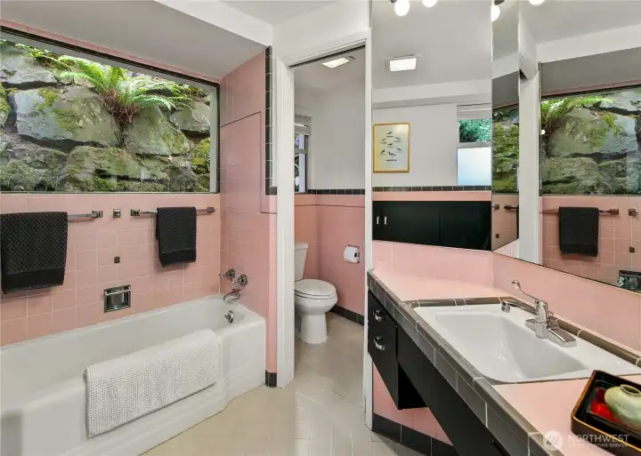 A playful remnant of the original 1955 dwelling by Pacific Northwest Modernist Jake Lounsbury, this pink-tiled bath offers a rare nod to mid-century international style. Though distinct from the home’s contemporary reinvention, it stands as a time capsule—an authentic thread tying today’s residence to its architectural origins.