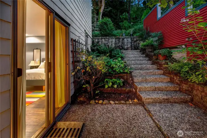 A private patio opens directly to garden paths that echo the wild edges of Interlaken Park. Here, ferns, flowering groundcover, and the calls of owls and herons remind you that the city’s richest woodland habitat lies just outside your door.