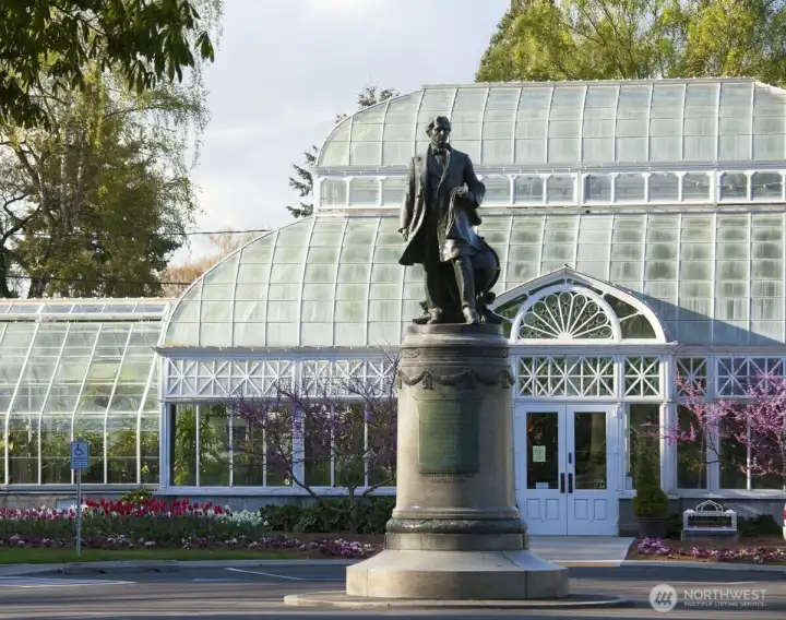 Just minutes away, Volunteer Park’s historic conservatory and Olmsted-designed grounds offer culture, history, and seasonal beauty. From Interlaken’s quiet sanctuary, the best of North Capitol Hill remains close at hand.