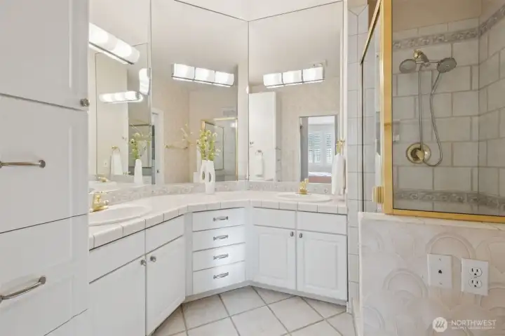 Primary Bath En Suite