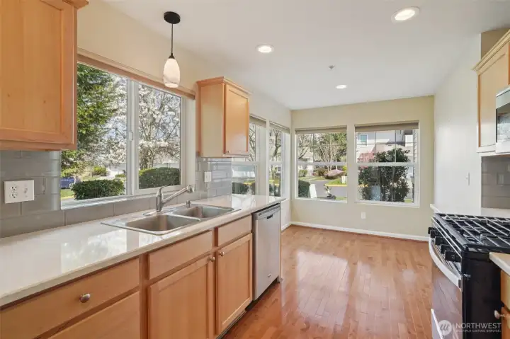 Spacious kitchen with stainless apps and breakfast nook