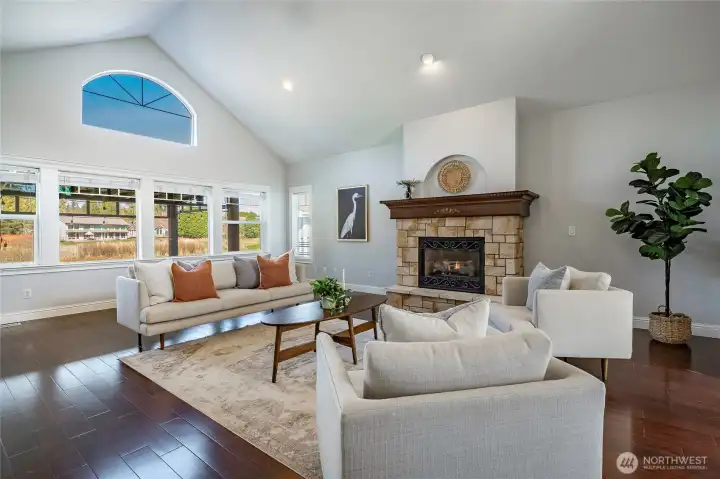 Vaulted ceiling, lots of natural daylight