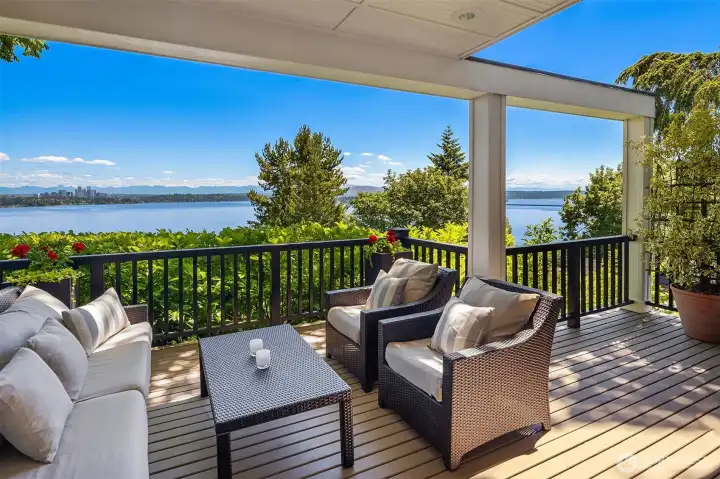 Year-round outdoor cooking with a front row seat to Seafair and wintertime carols on the lake. Year-round outdoor cooking with a front row seat to Seafair and wintertime carols on the lake.
