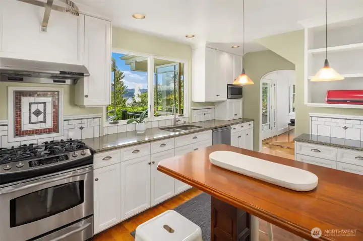 A chef's kitchen and a casual dining hub with a sublime view. A chef's kitchen and a casual dining hub with a sublime view.