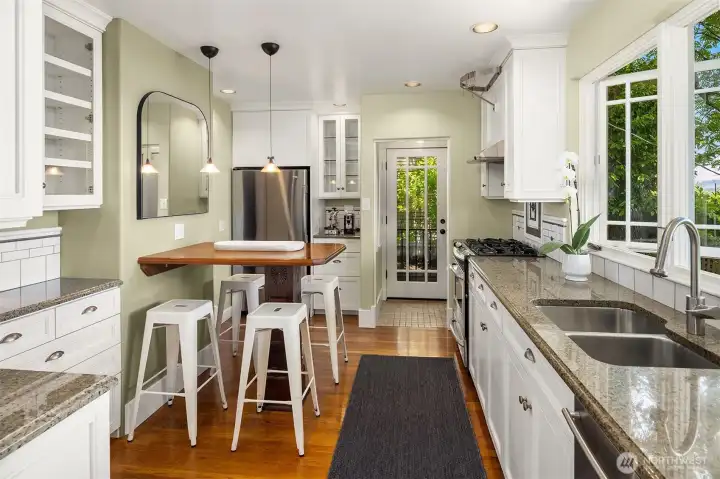 Ample kitchen storage. Bistro chic. Ample kitchen storage. Bistro chic.