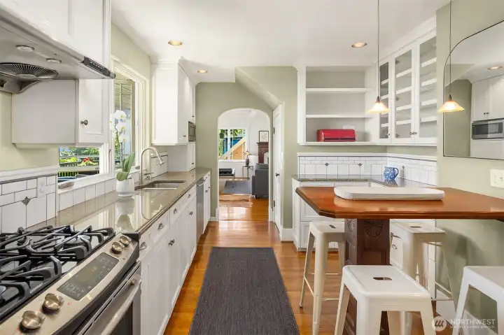 Generous counters, elegant glass-front built-in cabinetry. Generous counters, elegant glass-front built-in cabinetry.