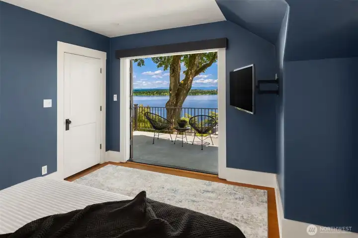 Wake up to an exclusive front-row waterfront perspective. Wake up to an exclusive front-row waterfront perspective.