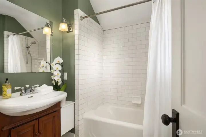 Full second bath with classic subway tile. Full second bath with classic subway tile.