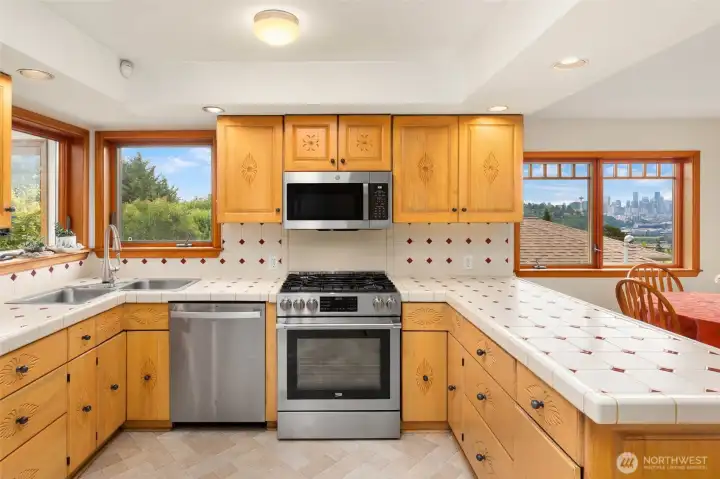 Spacious kitchen with tons of storage and city views. Spacious kitchen with tons of storage and city views.