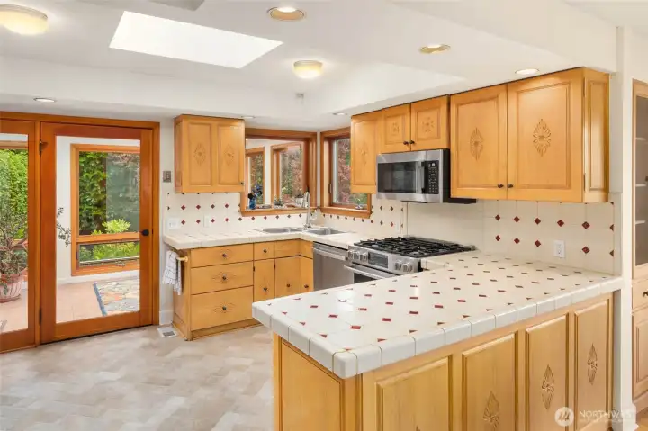 Spacious kitchen with eating area opens to sun room. Spacious kitchen with eating area opens to sun room.