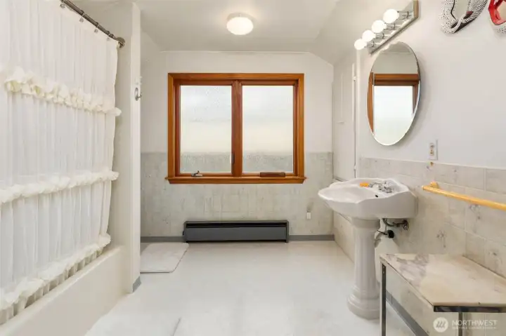 Upstairs full bathoom Upstairs full bathoom