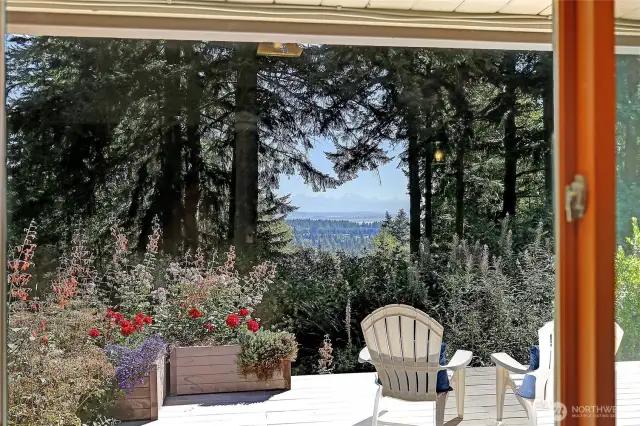 From the moment you step inside, your eye is drawn outward - past the thoughtfully designed interiors to a breathtaking, ever-changing panorama of territorial North Cascades mountain ranges and sweeping sea vistas.