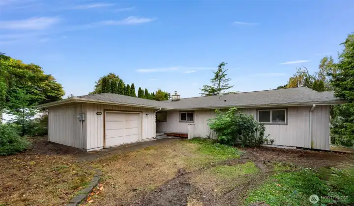 Welcome home to 4843 Oakridge Dr in Blaine!