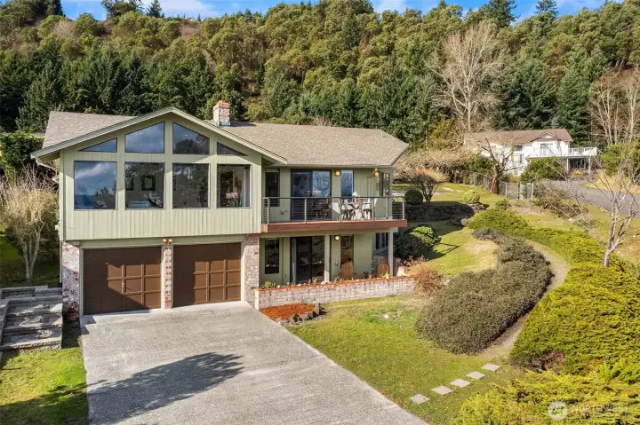 This 2,660 square foot home is situated on a corner lot in the sunny community of Gold Beach, Vashon Island.