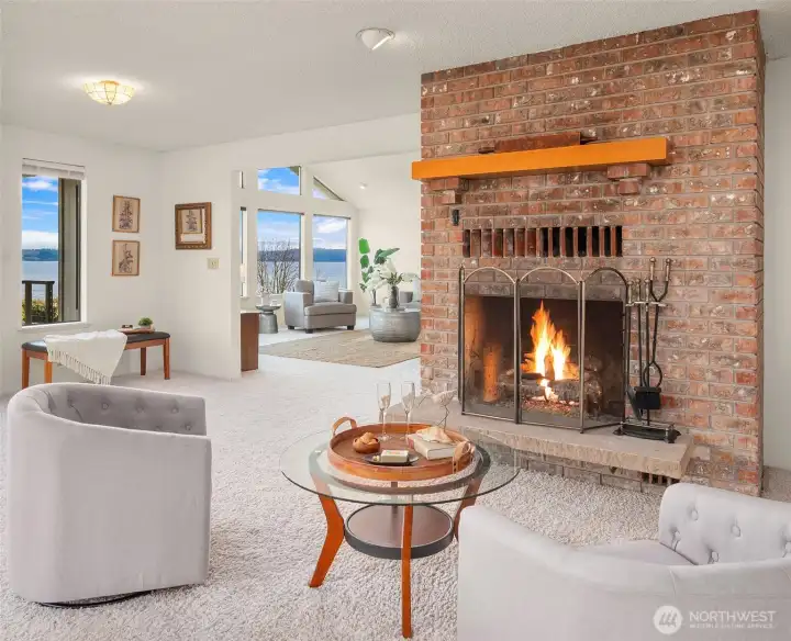 Settle in front of the charming fireplace during the cool winter months to enjoy your morning coffee, afternoon tea, or evening aperitif.