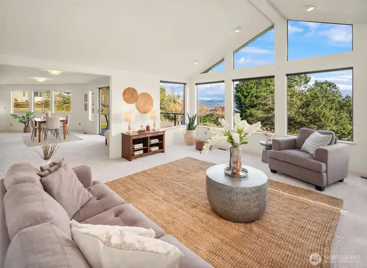 Sweeping views from Des Moines to the SE onward to Federal Way and the bustling Tacoma waterfront in the SW.