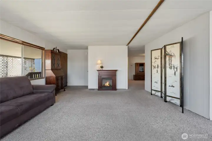 Enjoy the open, circular floorplan of this home.