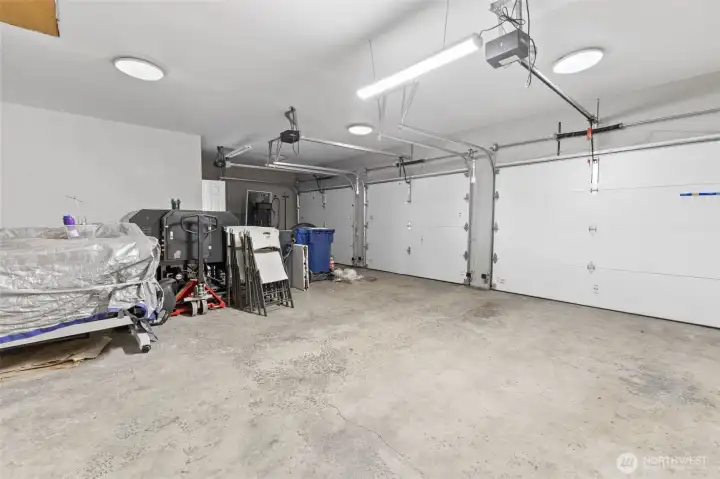 3 car garage part of the 3rd bay was converted into a salon
