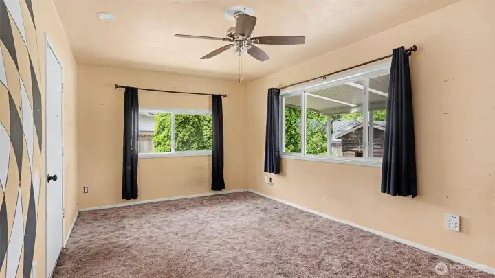 Bonus room off the kitchen.
