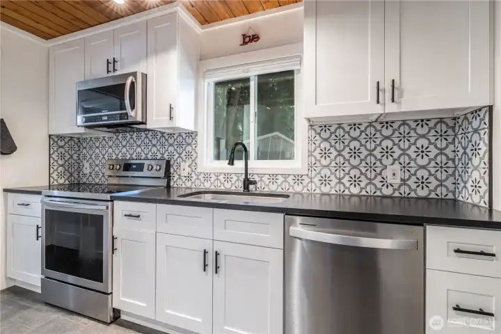 Love that titled backsplash
