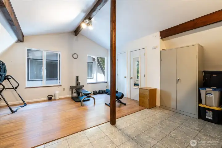 Bonus room above the garage with 1/2bath