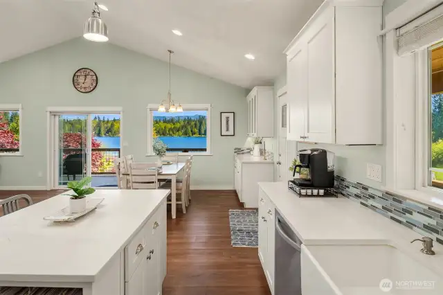 Center Island & Farmhouse sink