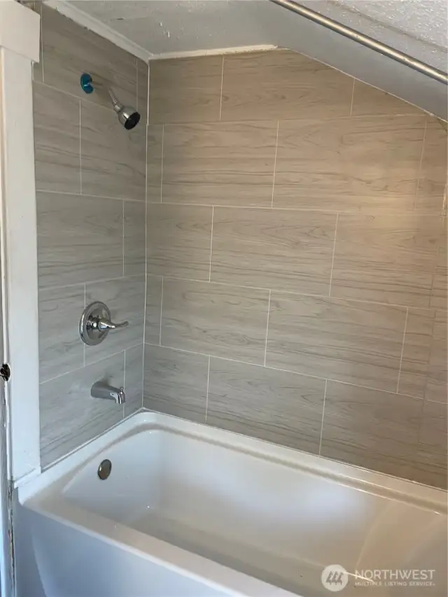 Upper Floor Bath