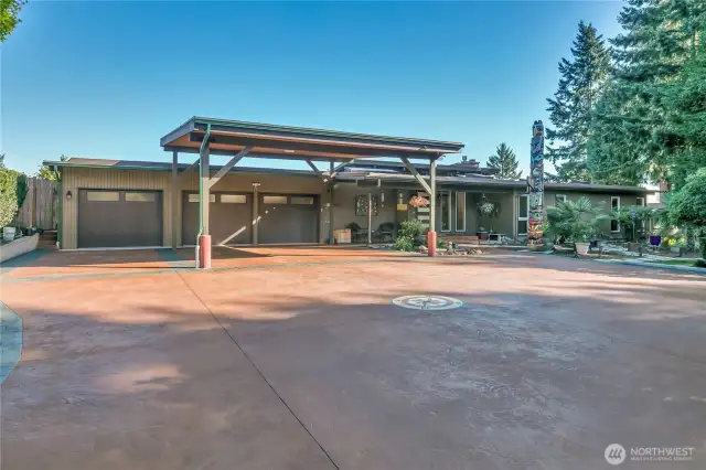 3 car garage plus custom carport designed to match all ltheines of the NW mid century style