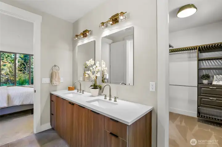 Main Residence - Primary Bathroom with Walk-in Closet