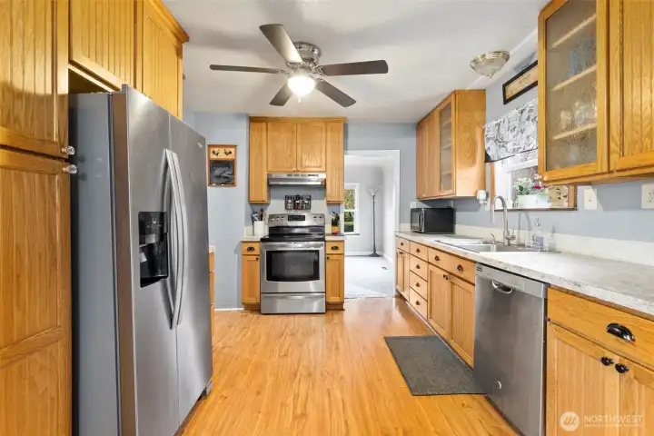 Kitchen with drawer pull outs