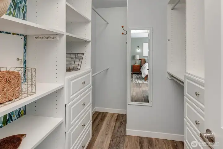 Custom walk-in primary en'suite closet.
