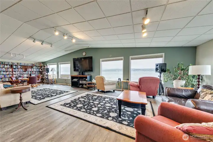 You feel like you are in a boat in this room as all you see is the water & mountains