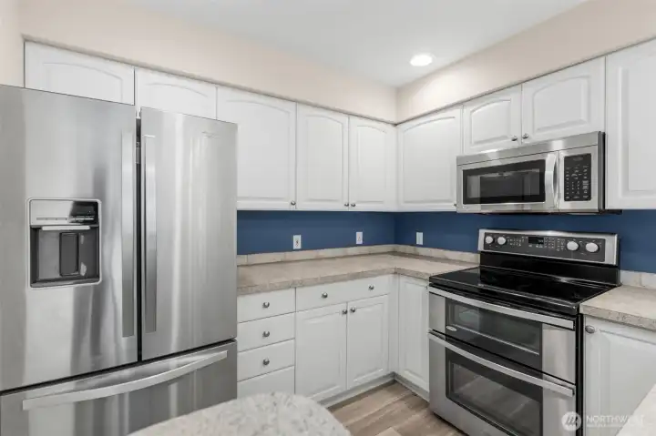Stainless appliances, new lvp flooring in kitchen