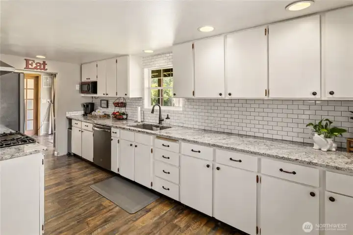 Beautiful kitchen with new appliances and abundant granite counter space. Beautiful kitchen with new appliances and abundant granite counter space.