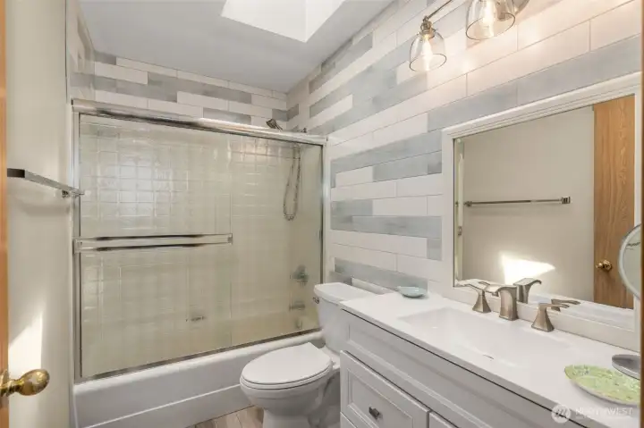 Main bath 2nd floor