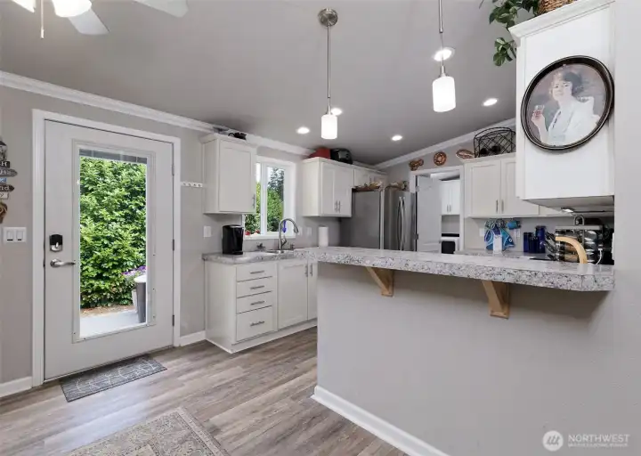 Huge kitchen with lots of cabinet space