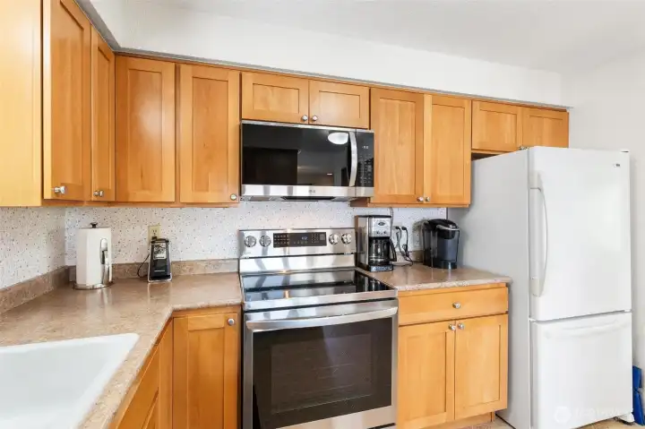 Meticulously kept kitchen with ample cabinetry and updated appliances. Meticulously kept kitchen with ample cabinetry and updated appliances.