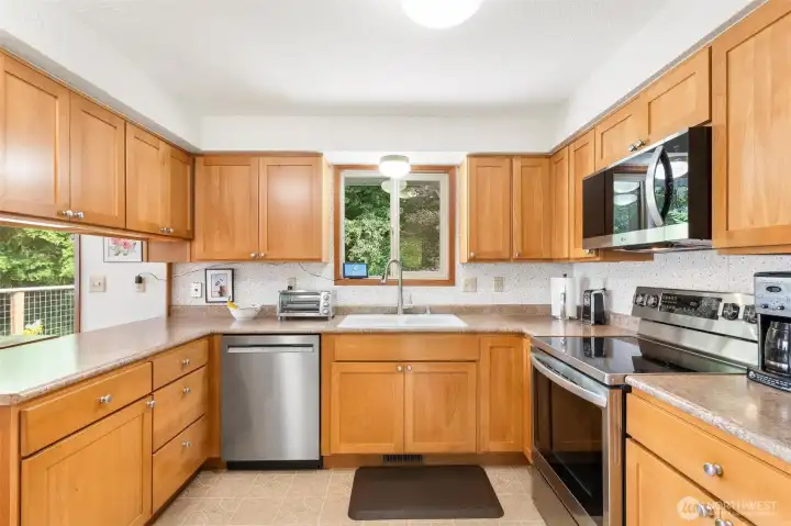 Spacious kitchen footprint ready for your personal touch or immediate use. Spacious kitchen footprint ready for your personal touch or immediate use.