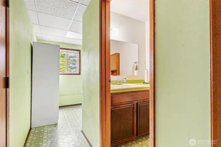 Convenient half-bath located on the lower level. Convenient half-bath located on the lower level.