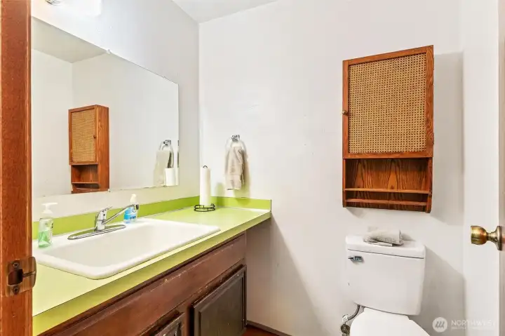 Additional bathroom vanity area in pristine condition. Additional bathroom vanity area in pristine condition.