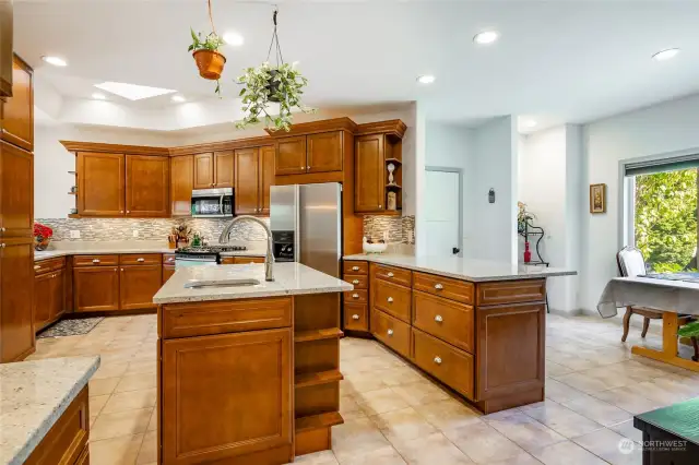 Gorgeous kitchen great for entertaining!