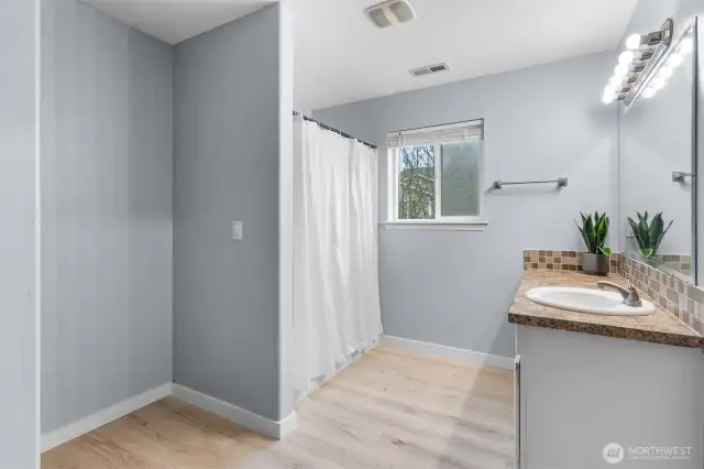 primary bathroom/en suite bathroom