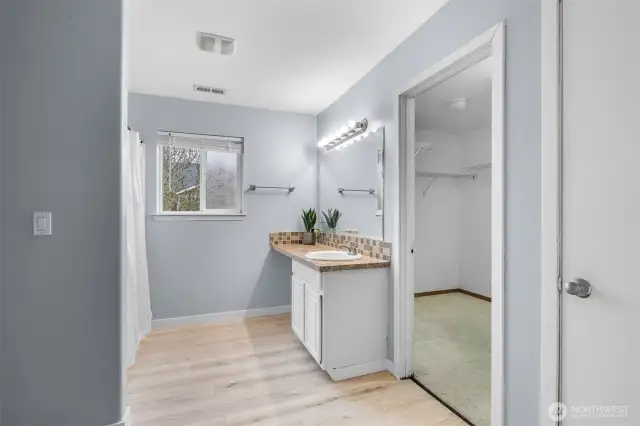 4 piece en suite with spacious closet.