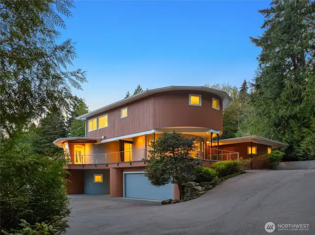 An extradinoray home with views that are captivating.