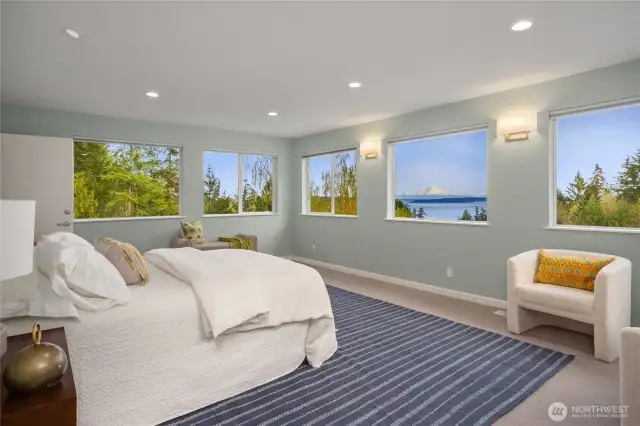 Very spacious and a feeling of being on top of the mountain.