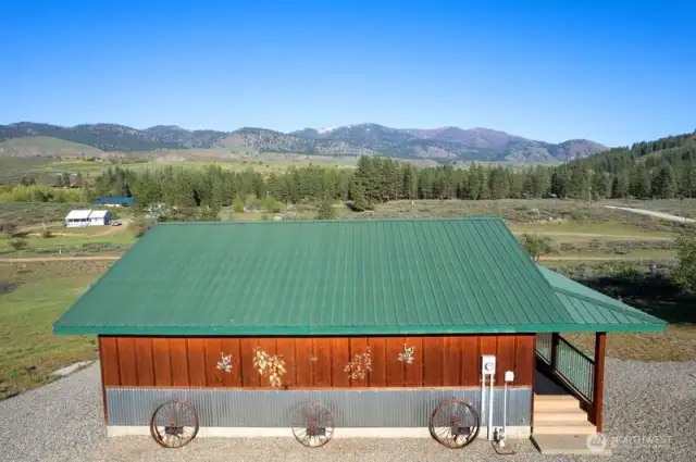 Winthrop Cabin is just right with 768 square feet of living area including 2 bedrooms and 1 full bath. Full Kitchen. Dining room table. Kitchen counter seats 2. Covered decks to front door and view deck.