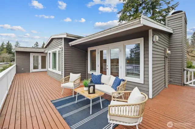 Entertainment deck in great condition and views of the Olympic Mt on clear days.