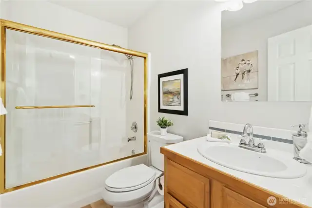 Full bath between both bedrooms.