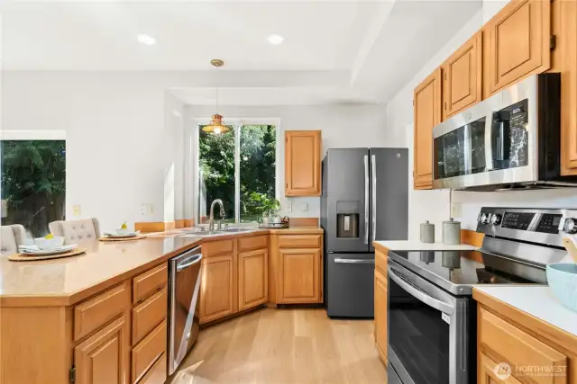 Stainless steel appliances and new stove. Gas available on property.